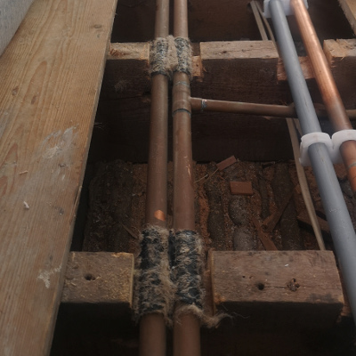 Fixed creaking pipes by creating bigger notches and putting lagging inbetween